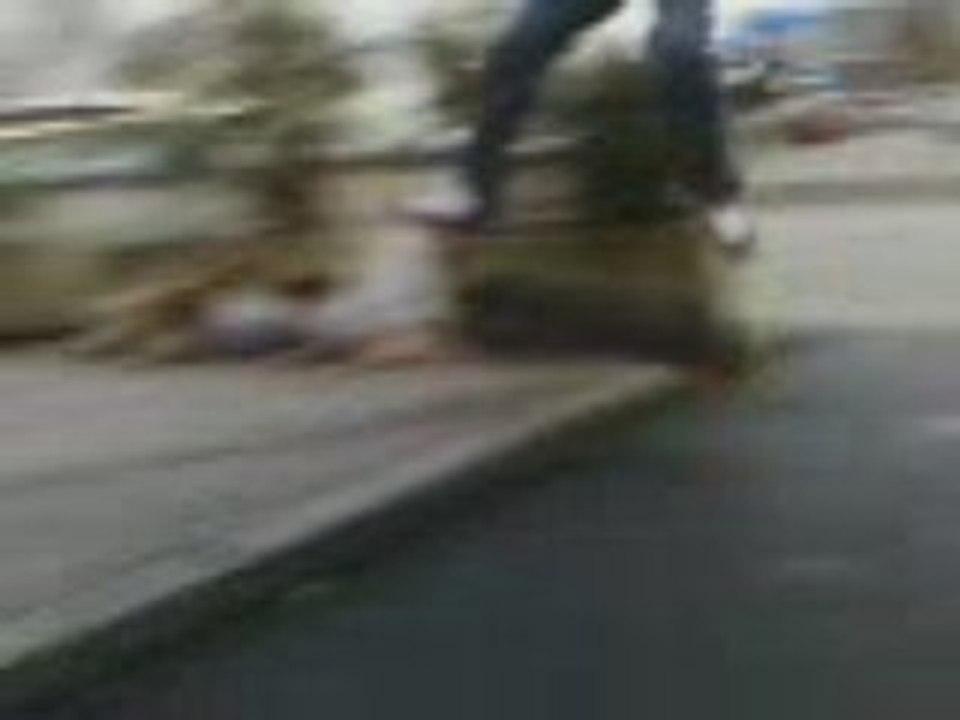 Trottoir sauté en kickflip