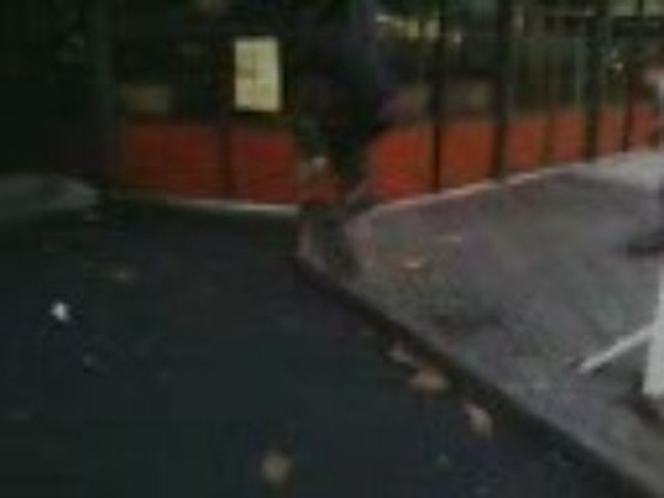 Mon cousin qui descend le trottoir en heelflip