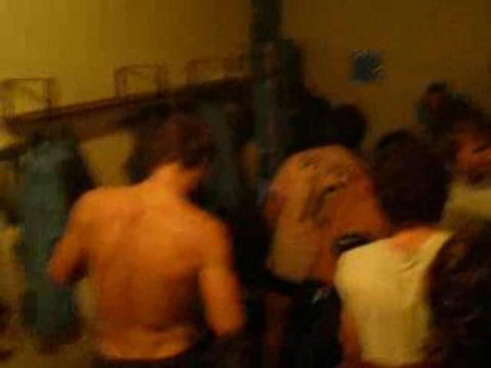 Joie dans le vestiaire après victoire (3-2) contre Voisins