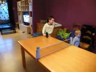 Dorian joue au ping pong