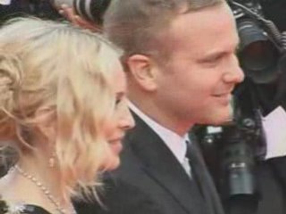 Singer claims damages over wedding pics