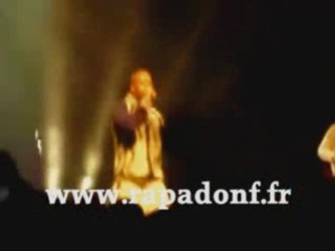 ROHFF RECOIT UNE BOUTEILLE D'EAU LORS DE SON CONCERT lol