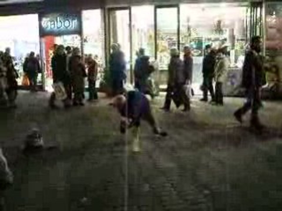 na butelce z jedna reka