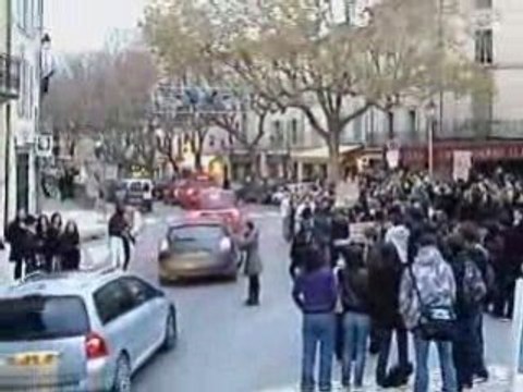 Uzes, le blocus, +de 250 lycéens devant Guynemer