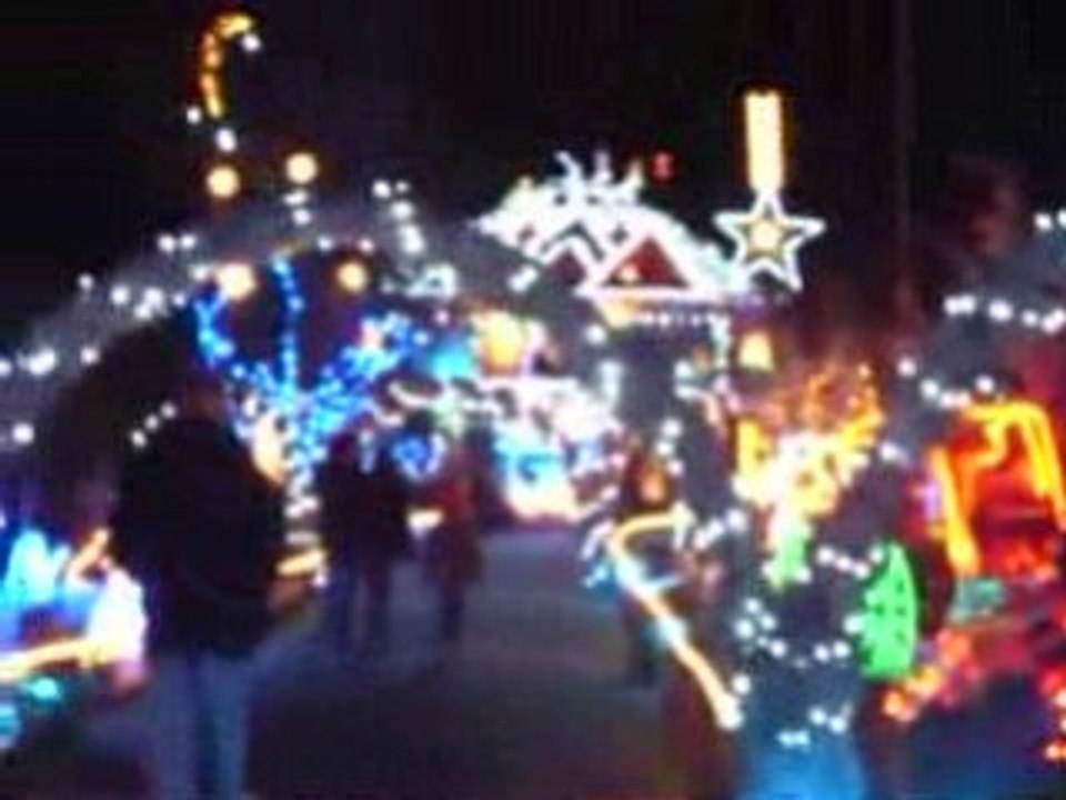 Anhiers-Les illuminations de la maison du Père Noël