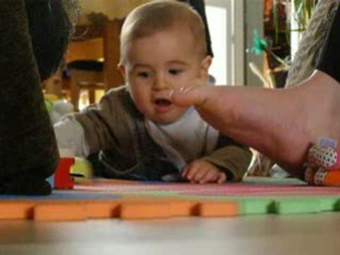 6 mois ya pas c'est drole des doigts de pieds