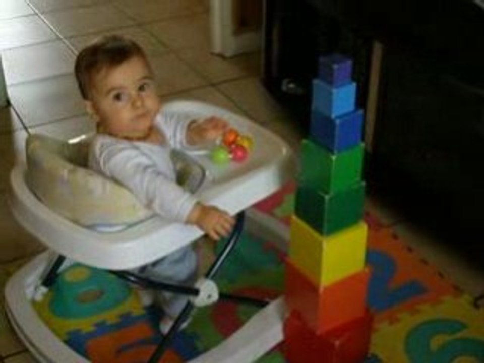 8 mois trotteur papa joue aux cubes