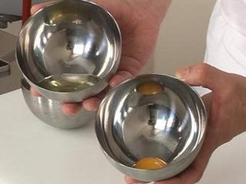 Séparer les blancs des jaunes ou comment clarifier les oeufs