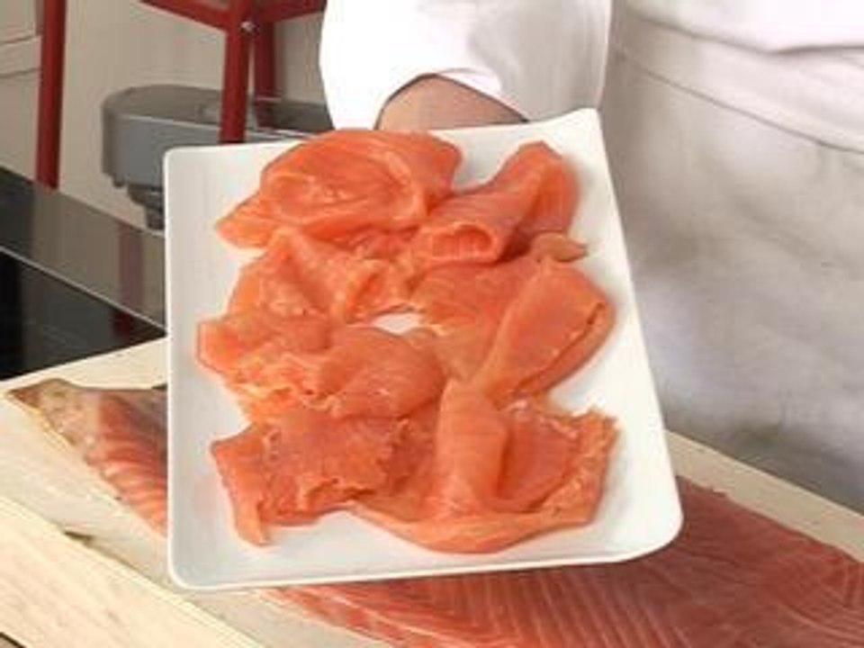 Trancher du saumon fumé