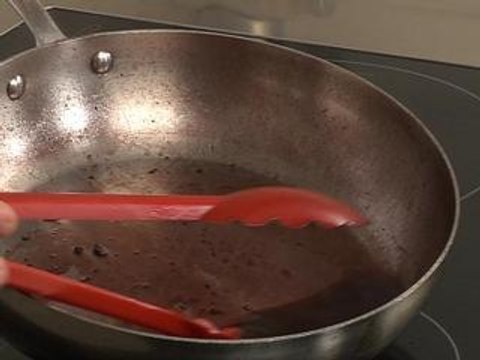 Déglacer une poêle de cuisson