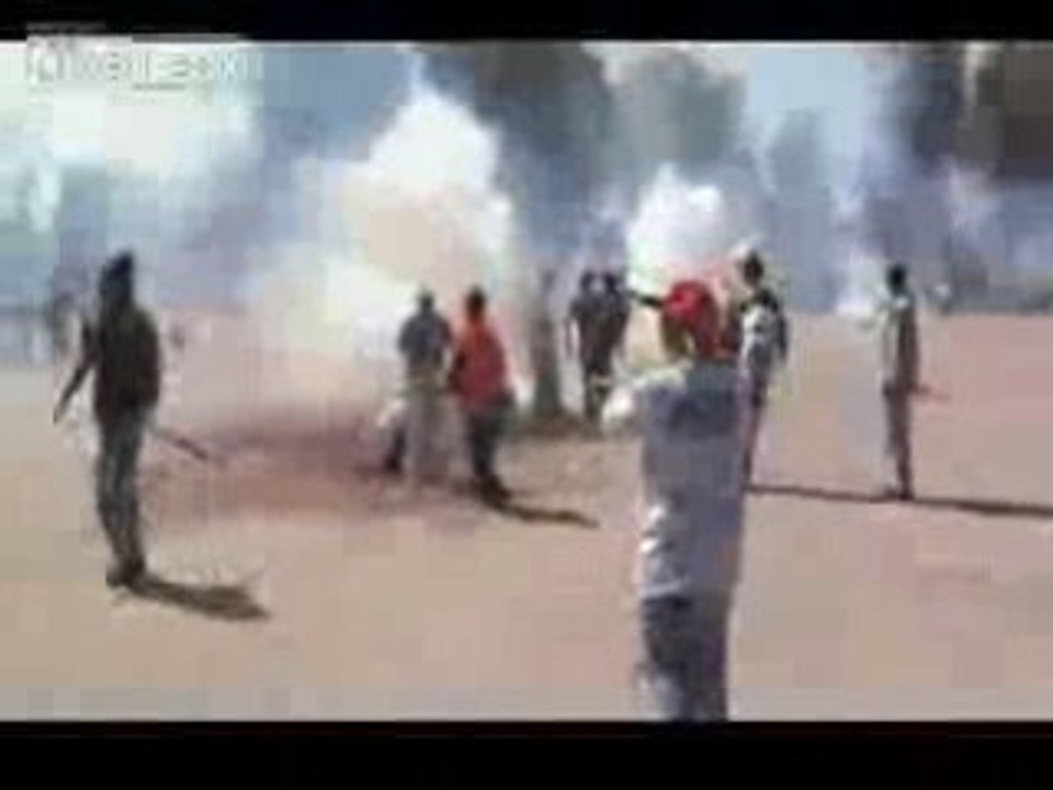 Regis fait peter des petards avec son gros marteau