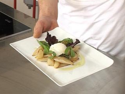 Salsifis rôtis et œuf poché, jeunes pousses de mesclun