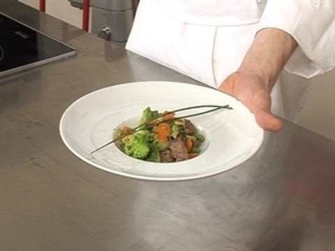 Sauté d'agneau aux pignons et chou romanesco