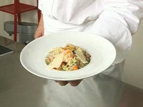 Minestrone de blé aux légumes croquants, gambas et parmesan