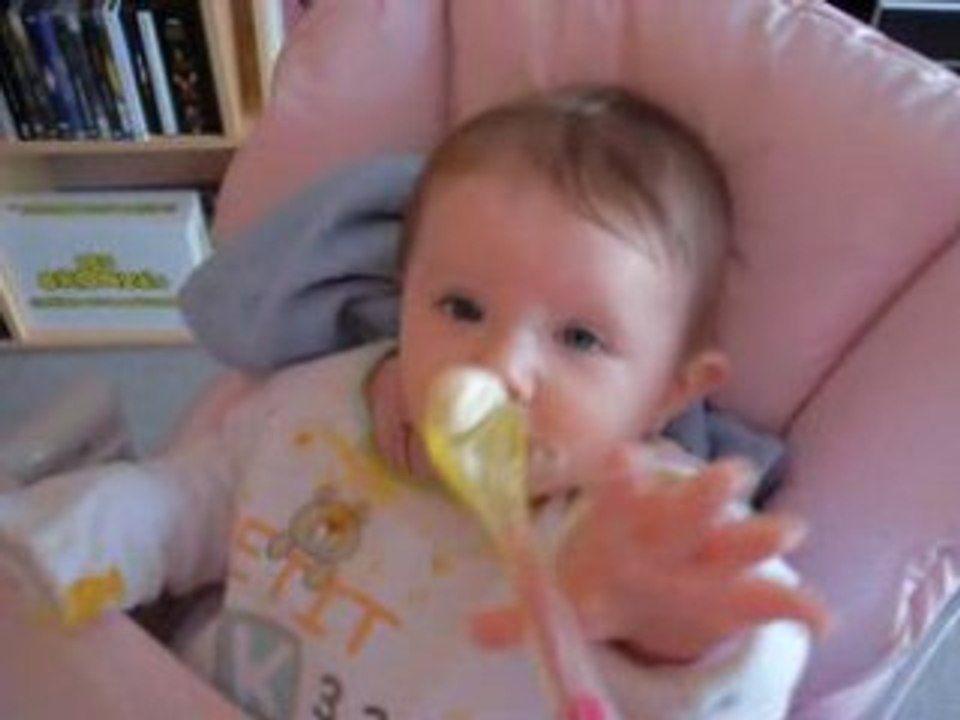 Maëlys mange toute seule !!