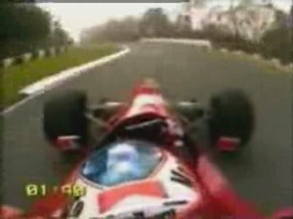 course entre f1 (shumi) ferrari et voiture simple