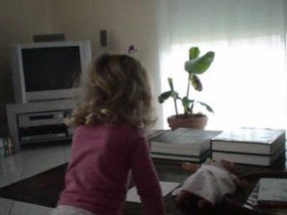 Emma chante Noel ...26 mois