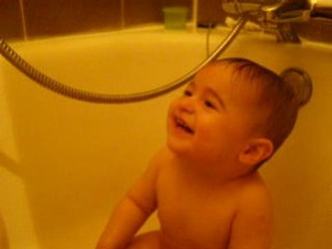 9 mois, papa et moi dans le bain c'est mortel