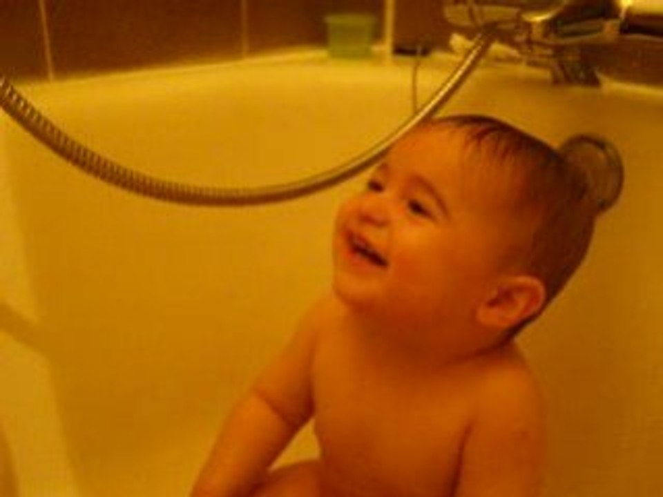 9 mois, papa et moi dans le bain c'est mortel