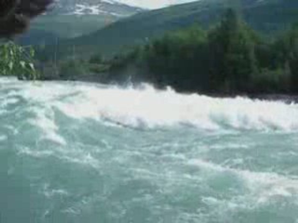 Big-Push wave surfing (Skamsar rapid, Norway 2007)