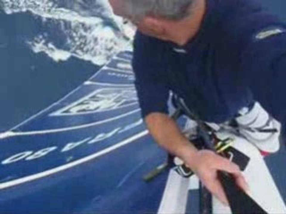 Loïck Peyron en haut de son mât, avant le démâtage