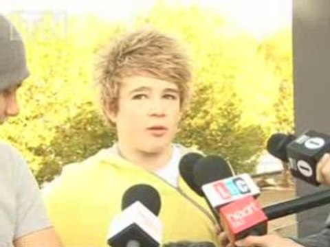 Nicole Kidman treads a chilly red carpet