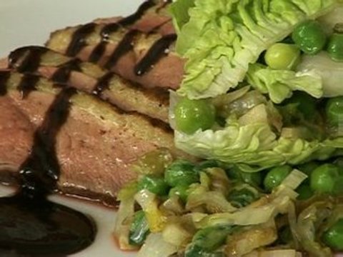 Magret de canard grillé et petits pois à la française