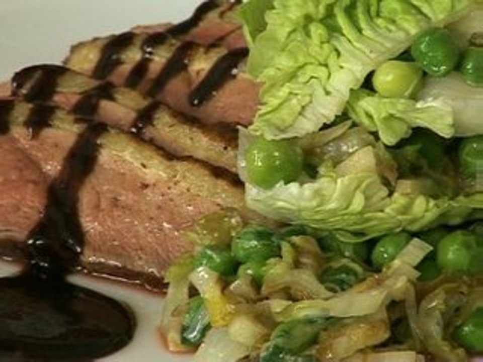 Magret de canard grillé et petits pois à la française