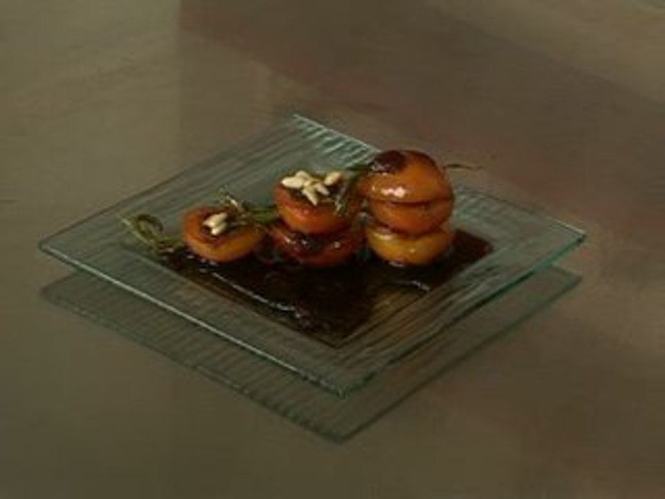 Abricots piqués au romarin, caramel de cerises