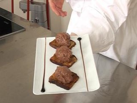 Mousse au chocolat, pain d'épices flambé au rhum