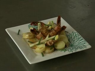 Pommes grenaille et pommes fruits in salada, crevettes