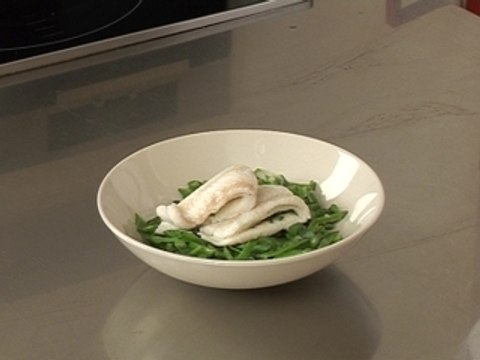 Filets de sole à l'estragon, pois gourmands et haricots vert