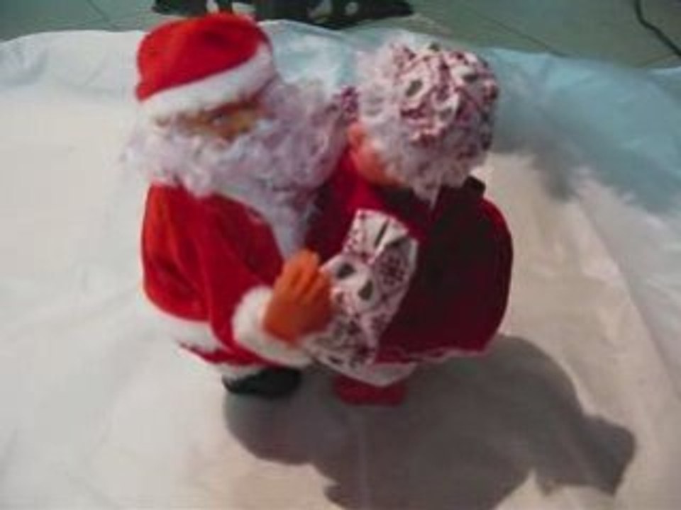 Pere noel danse la valse avec mere noel