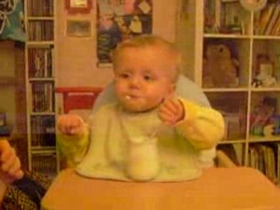 Ewen qui mange seul