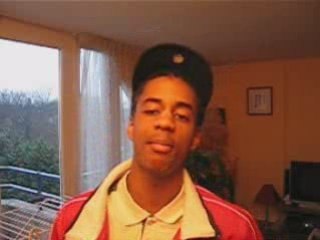 Snaya "ni moun ka palé an do"