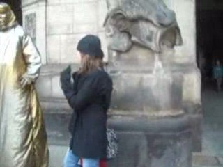 CAROLINE & CECILE AVEC LA STATUE ( VIVANTE ? )