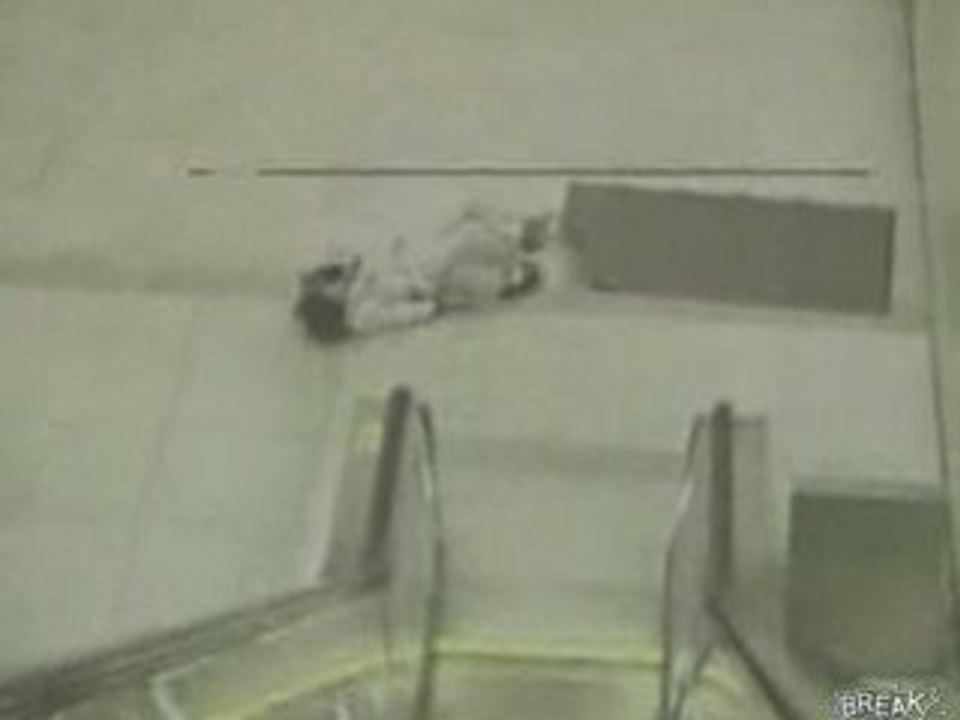 Masochista sulle scale mobili