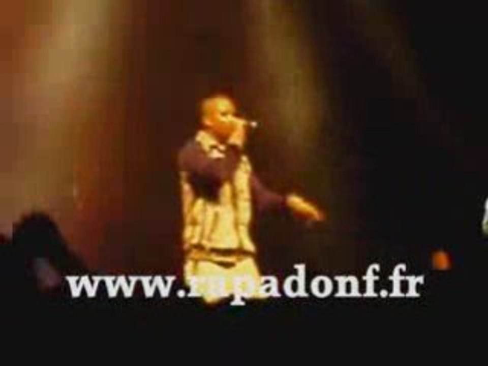 ROHFF RECOIT UNE BOUTEILLE EN PLEIN CONCERT