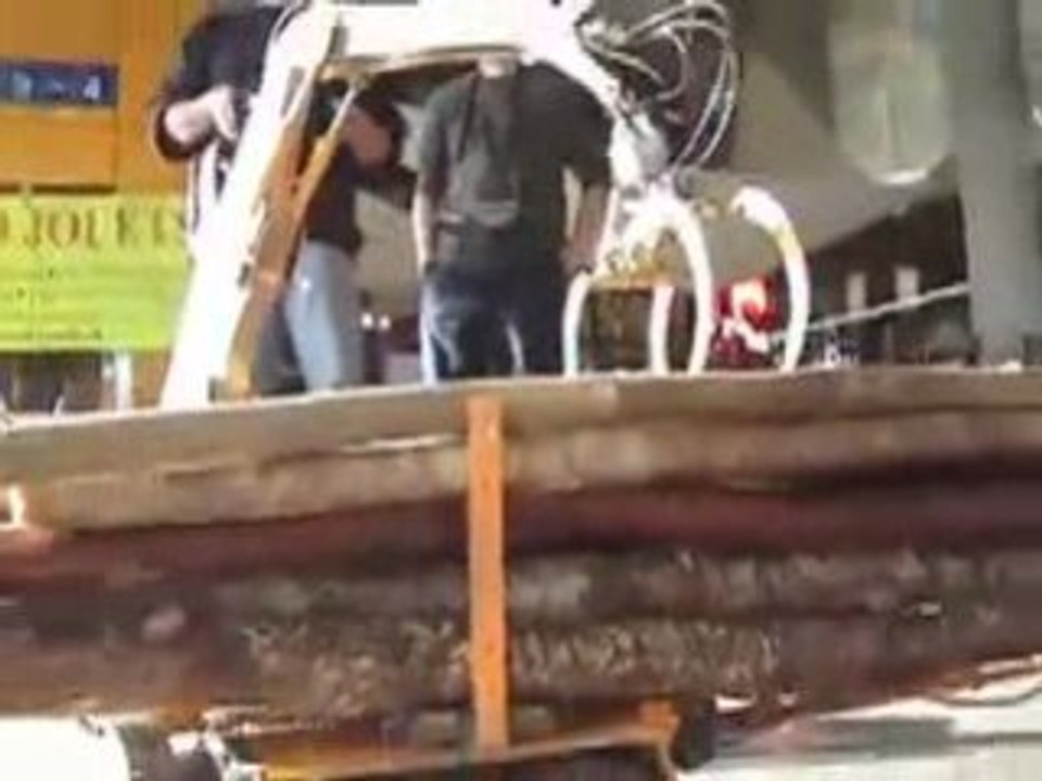 Liebherr R942 avec bras longue portée et pince à troncs