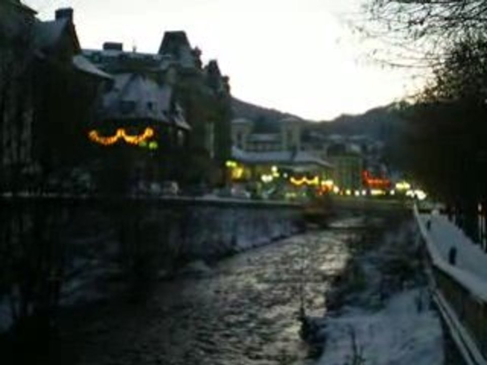 La Dordogne Vue en aval en hiver à La Bourboule