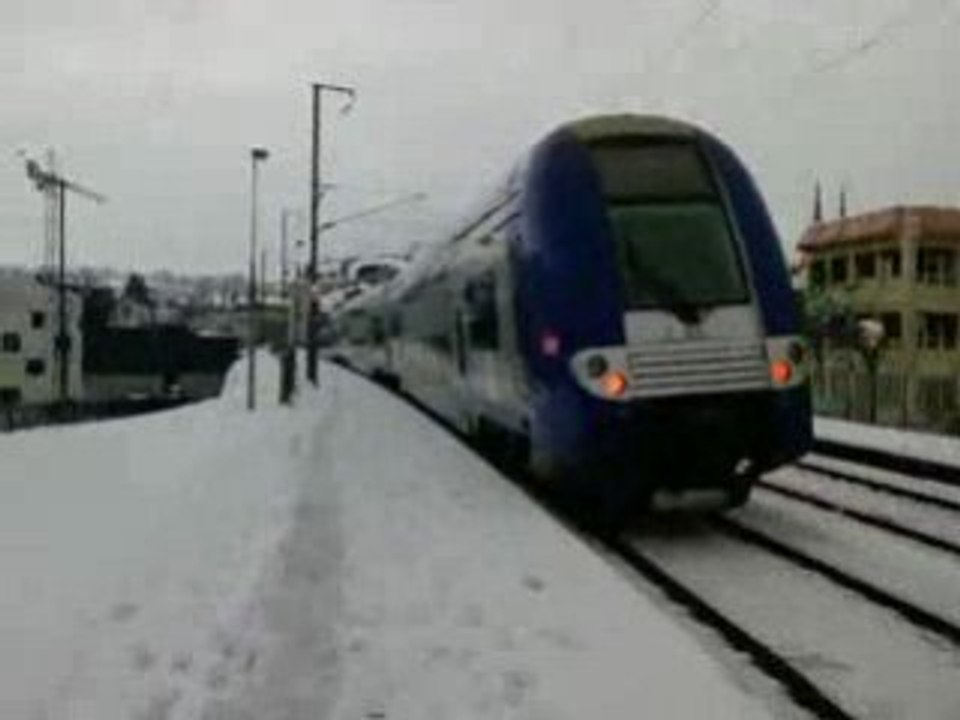 TER 2N-NG partant de la gare de Voiron