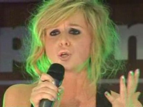 Diana Vickers performing Man in the Mirror