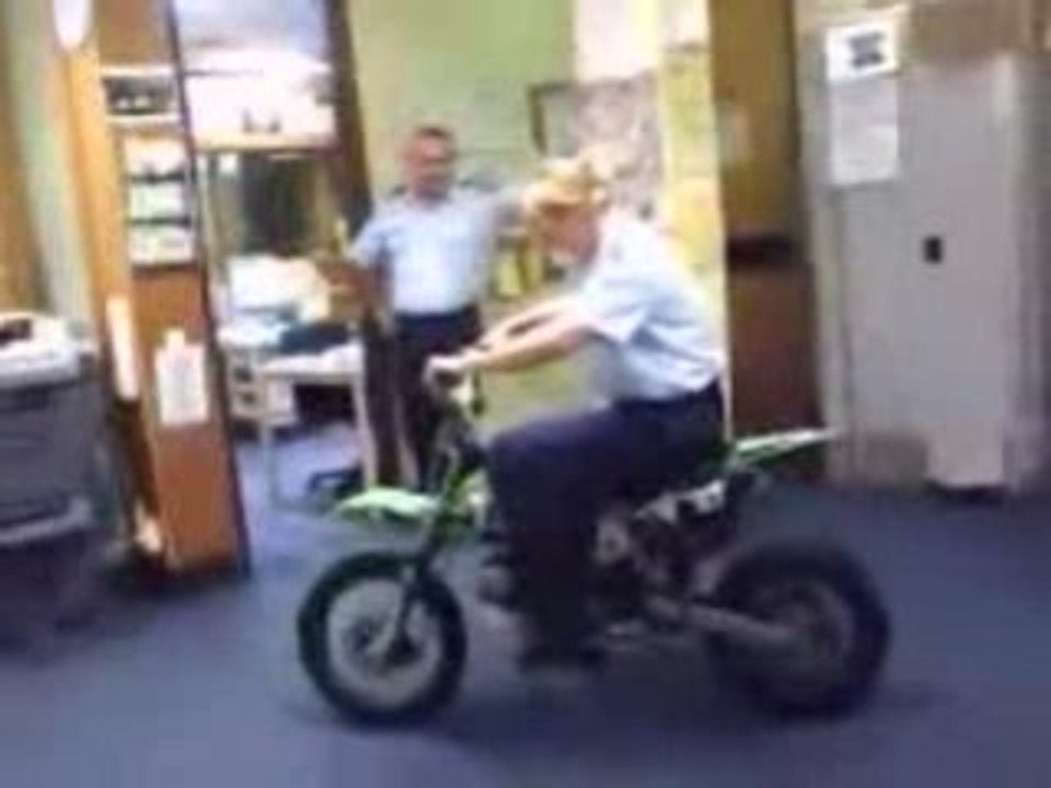 [Funny] Mme REGIS essaie un PitBike