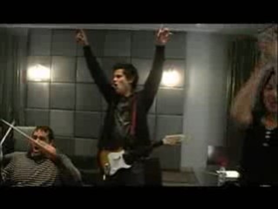 Twilight's Taylor Lautner Rocks Out