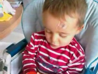 Max fait peur à papa avec un pot de yahourt