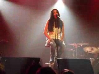 portrait d'une femme heureuse jenifer