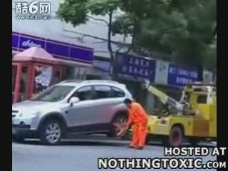 La dame se barre avec le camion de la fourrière !