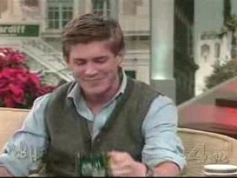 Chris Lowell chez Bonnie Hunt