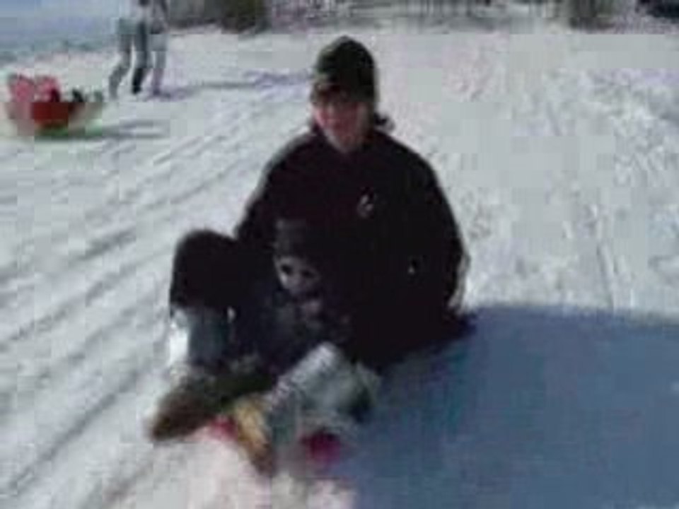 Gaspard fait de la luge