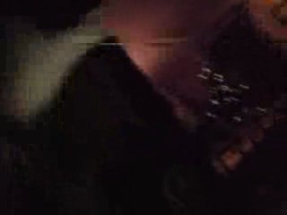 ienien ki chante dans son beau micro